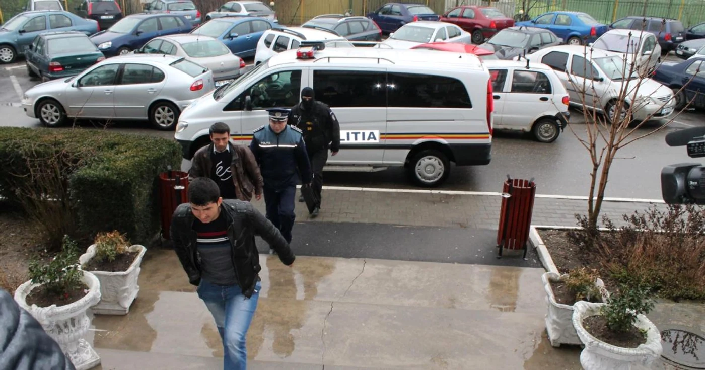 Suspecţii au fost aduşi la sediul Poliţiei pentru a fi audiaţi