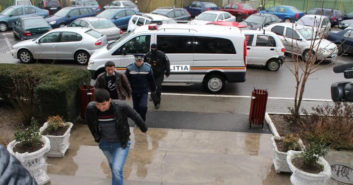 Suspecţii au fost aduşi la sediul Poliţiei pentru a fi audiaţi