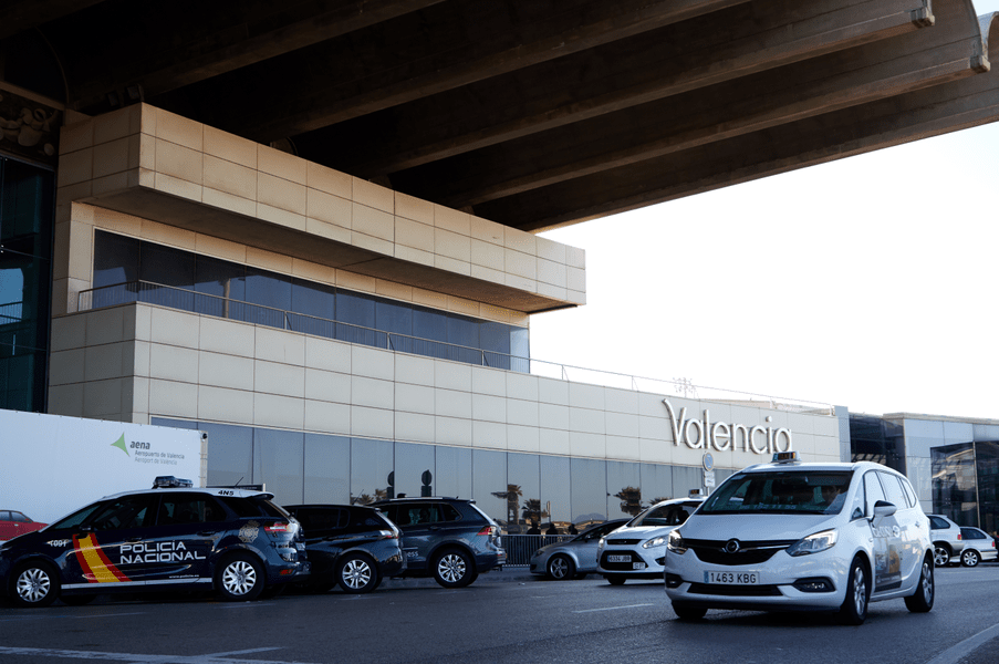 Aeroportul din Valencia suspendă toate zborurile, după ce pista a fost lovită de un trăznet. Furtuna care a lovit Spania a afectat și transportul feroviar