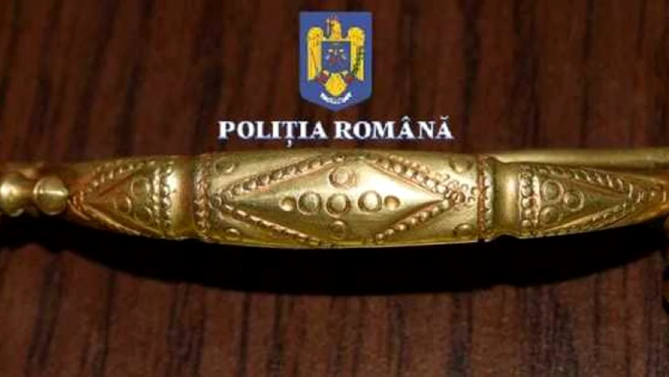 Polițiștii au găsit o broșă din aur care face parte din patrimoniul cultral/FOTO: Poliția Română