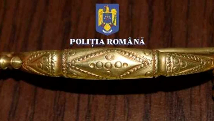 Polițiștii au găsit o broșă din aur care face parte din patrimoniul cultral/FOTO: Poliția Română