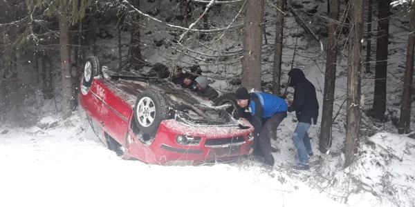 S-au dat cu maşina peste cap la Obârşia Lotrului - Vâlcea şi au scăpat ca prin minune Foto Adevărul