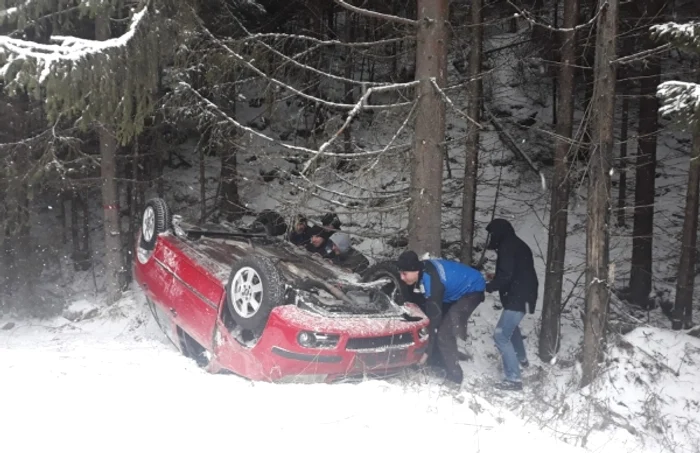 S-au dat cu maşina peste cap la Obârşia Lotrului - Vâlcea şi au scăpat ca prin minune Foto Adevărul