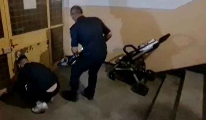 Puiul de pisică a rămas blocat sub ușa bloculuiFoto: antena3.ro