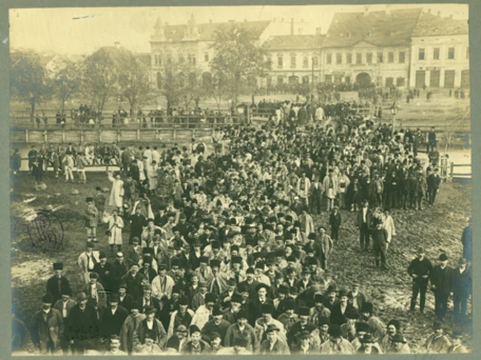 O zi de alegeri în Hunedoara, la început de secol XX. FOTO: Leopold Adler.