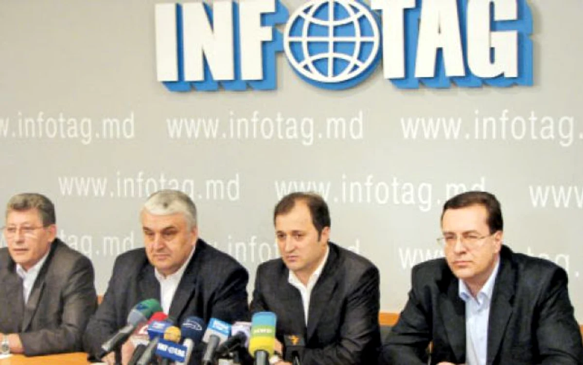 Liderii Alianţei pentru Integrare Europeană (de la stânga la dreapta) Mihai Ghimpu, Serafim Urecheanu, Vlad Filat şi Marian Lupu