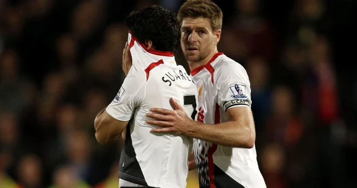 Gerrard (dreapta) îl consolează pe Suarez, la finalul partidei de coşmar cu Crystal Palace. FOTO: AFP