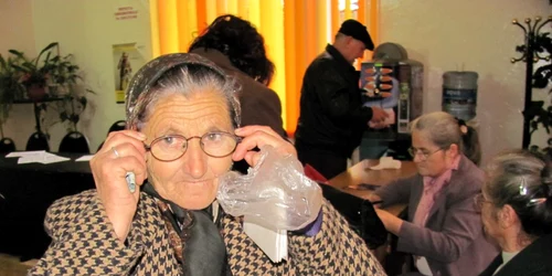 Tanti Elena şi-a schimbat ochelarii de curând