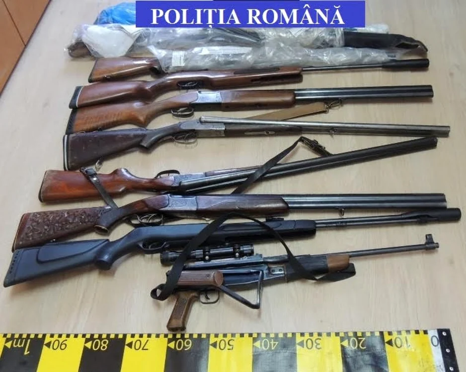 17 arme au fost descoperite în casele suspecţilor FOTO: Poliţia Română