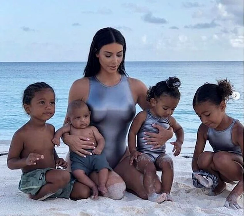 
    Kim Kardashian are patru copii, doi născuţi pe cale naturală, doi aduşi pe lume de mame-surogatfoto: Instagram  