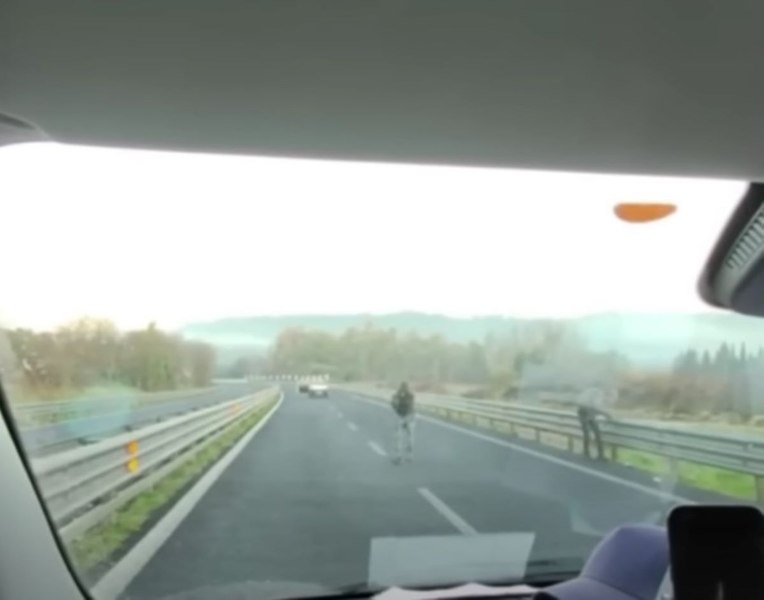 Jaf ca-n filme pe o autostradă din Italia: puști Kalașnikov, lanțuri și cuie pe asfalt. Prada: patru milioane de euro | VIDEO 