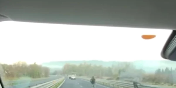 Jaf ca n filme pe o autostradă din Italia: puști Kalașnikov, lanțuri și cuie pe asfalt  Foto Captură video YouTube 