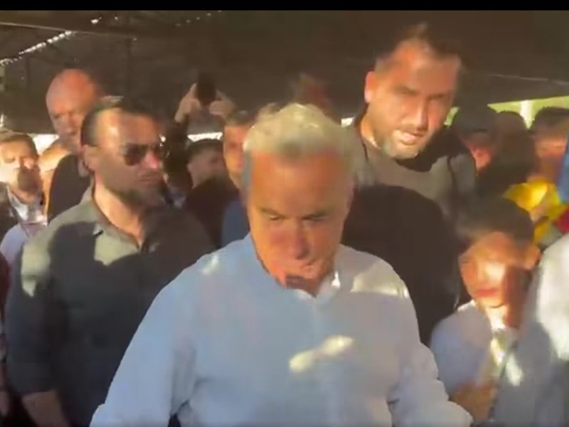 Călin Georgescu a fost întâmpinat de susținători la Codăești, dar refuzat de o fabrică de mobilă și o biserică din Vaslui. Reacțiile oficialilor