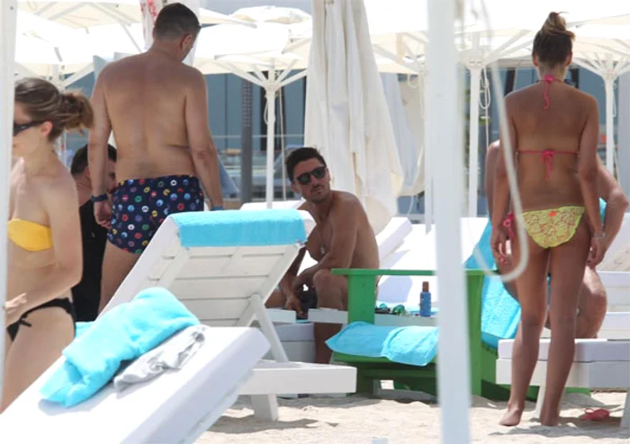 Ciprian Marica jucând table pe litoral