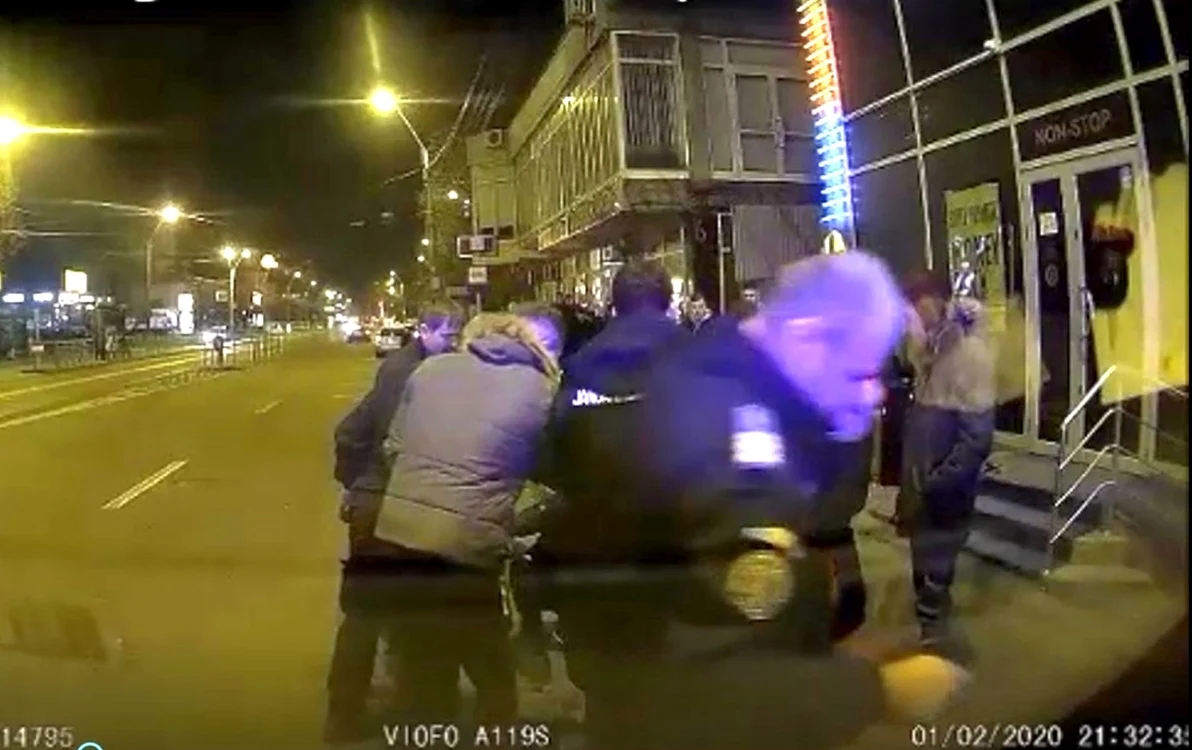 Jandarmii au intervenit pentru salvarea bărbatului atacat de câine FOTO Captură video