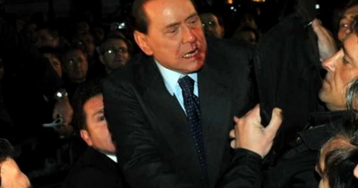 Silvio Berlusconi a fost lovit cu pumnul în faţă