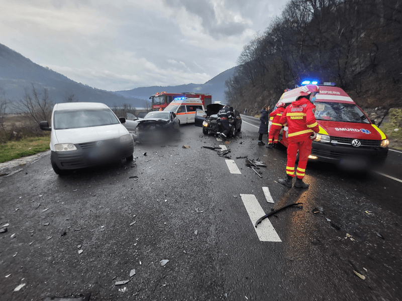 Trafic blocat pe Valea Oltului, în Ajun de Crăciun. Șapte victime, printre care doi copii