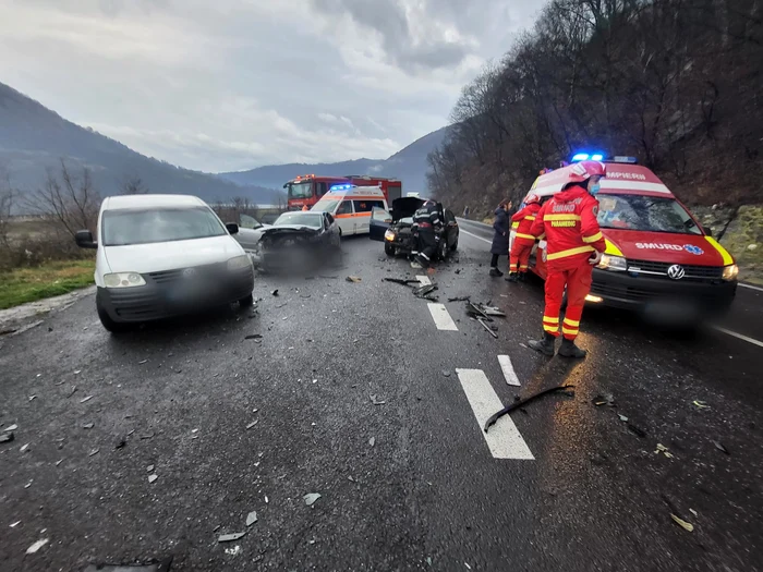 Accident rutier pe Valea Oltului la Câineni Vâlcea cu opt victime în Ajun de Crăciun Foto DMS