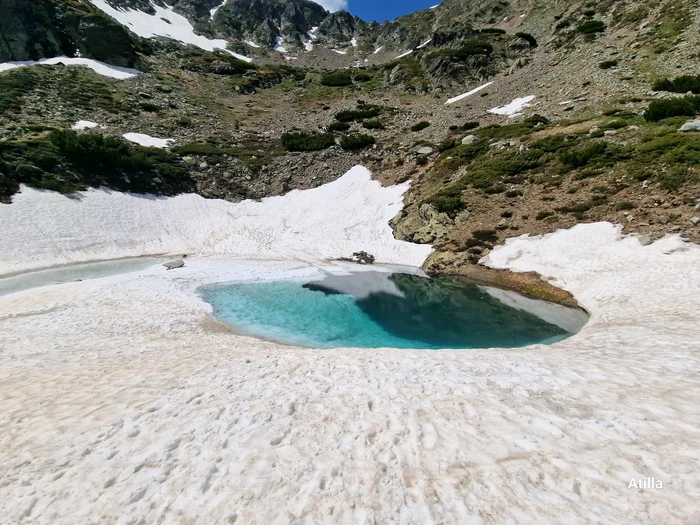 Lac glaciar din Munții Parâng. Foto: Attila Dobai. Facebook