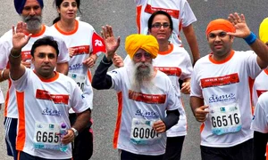 Fauja Singh a terminat cursa de la Hong Kong de duminică (foto Reuters) jpeg