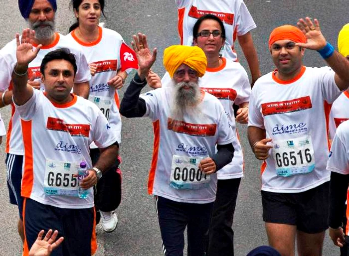 Fauja Singh a terminat cursa de la Hong Kong de duminică (foto Reuters)