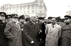 Întoarcerea în Capitală a membrilor guvernului care au participat la festivităţile organizate cu prilejul reunirii Nordului Transilvaniei cu România democratică (A.I.Vişinschi, Petru Groza, Gh. Gheorghiu Dej, general Susaikov, Gh. Tătărescu, P.Consta