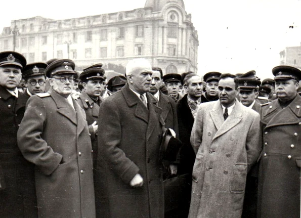 Întoarcerea în Capitală a membrilor guvernului care au participat la festivităţile organizate cu prilejul reunirii Nordului Transilvaniei cu România democratică (A.I.Vişinschi, Petru Groza, Gh. Gheorghiu Dej, general Susaikov, Gh. Tătărescu, P.Consta