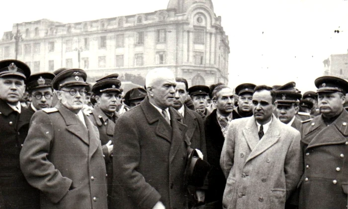 Întoarcerea în Capitală a membrilor guvernului care au participat la festivităţile organizate cu prilejul reunirii Nordului Transilvaniei cu România democratică (A.I.Vişinschi, Petru Groza, Gh. Gheorghiu Dej, general Susaikov, Gh. Tătărescu, P.Consta