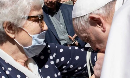 Papa Francisc a sărutat braţul unei supravieţuitoare a Holocaustului, în locul în care avea tatuat numărul de la Auschwitz jpeg