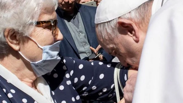 Papa Francisc a sărutat braţul unei supravieţuitoare a Holocaustului, în locul în care avea tatuat numărul de la Auschwitz jpeg