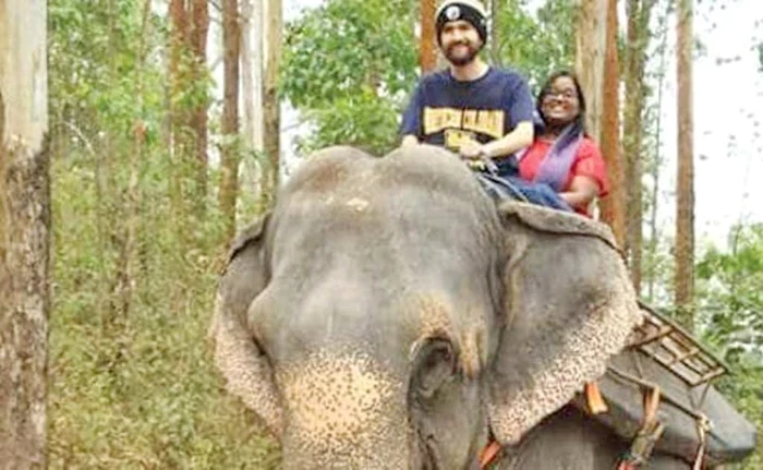 
    A învăţat să meargă pe elefant împreună  cu soţia indiancă  