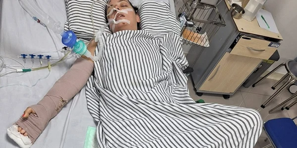 Nora Țichindeleanu doctorița care a fost victima unui accident în Indonezia pe patul de spital FOTO  Gofundme com