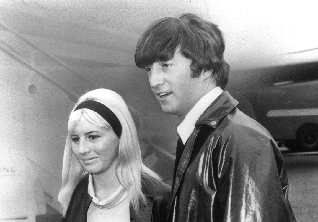 John Lennon şi prima soţie, Cynthia, pe care artistul o bătea crunt FOTO Profimedia
