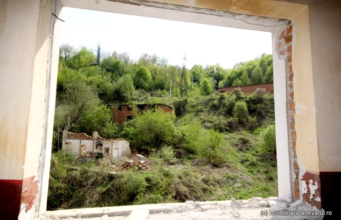 Minele Ghelariului, văzute de la fereastra unei clădiri dezafectate. FOTO: Daniel Guţă. ADEVĂRUL.