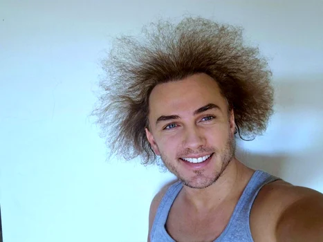 Mihai Trăistariu își drege vocea cu miere, usturoi și cătină foto: Facebook 