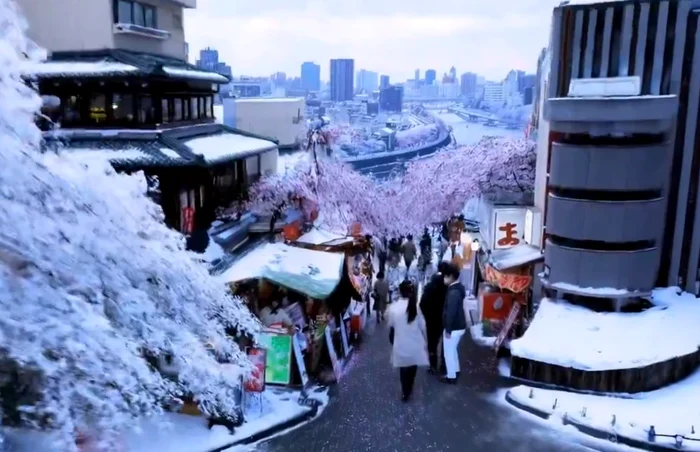 Imaginile par filmat în Tokio, dar sunt generate printr-un simplu text