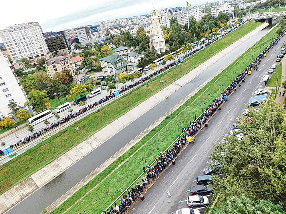Lungimea cozii  a depăşit  6 kilometri. Foto: Dănuţ Cotcaru
