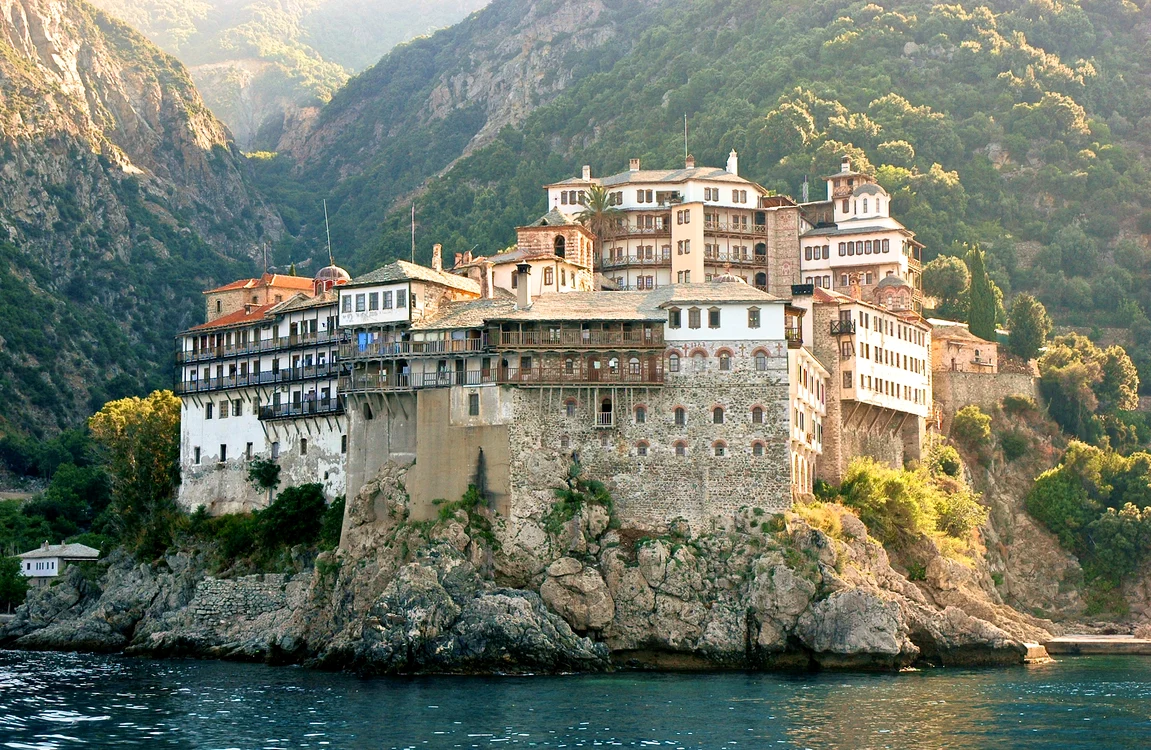 Doar zece români pe zi mai pot vizita Muntele Athos
