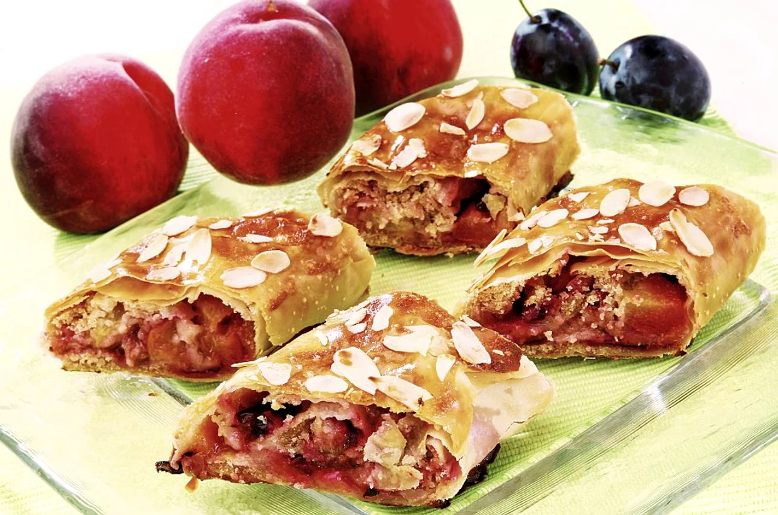 strudel cu prune si piersici jpeg