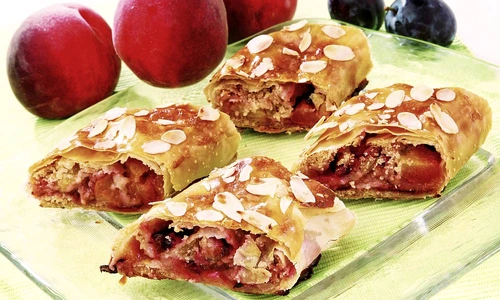 strudel cu prune si piersici jpeg