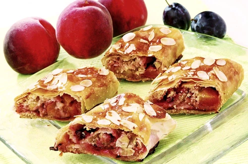 strudel cu prune si piersici jpeg