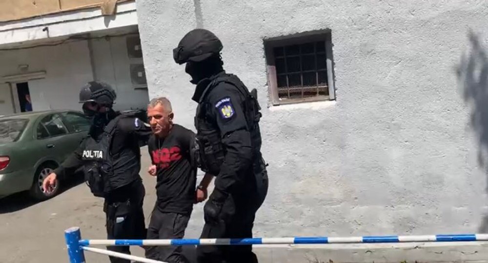 Un deținut a vrut să se arunce de la etajul 7 al unui bloc din centrul Craiovei. „Nu mă întorc în pușcărie“