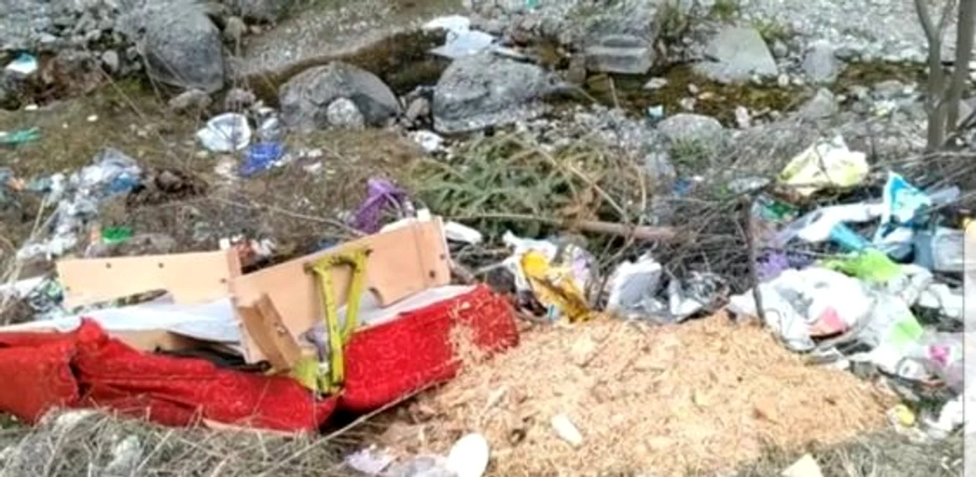 Intrarea în pădurea care duce spre cascada Urlătoarea, transformată în groapă de gunoi