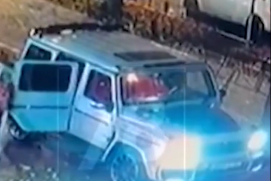 Scenă incredibilă. Au sărit din dubă să-l răpească, dar fotbalistul rus le-a dat o lecție atacatorilor. Tânărul i-a pus la pământ pe agresori 