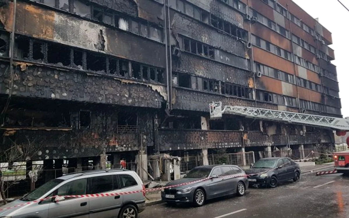Blocul a ars în întregime Foto: Călin Gavrilaş/adevarul.ro