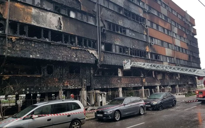 Blocul a ars în întregime Foto: Călin Gavrilaş/adevarul.ro