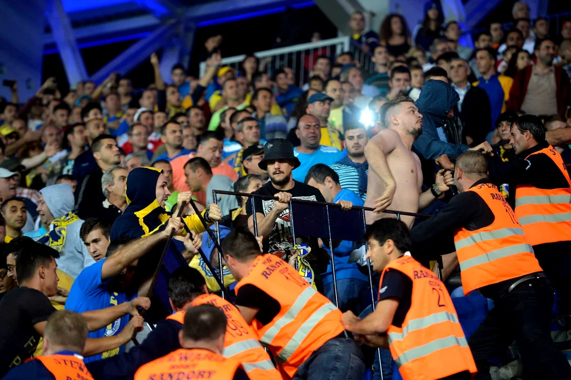 
    Oamenii de ordine au încercat în zadar să-i calmeze pe turbulenţi  