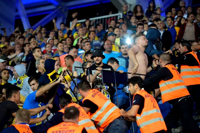 Oamenii de ordine au încercat în zadar să-i calmeze pe turbulenţi