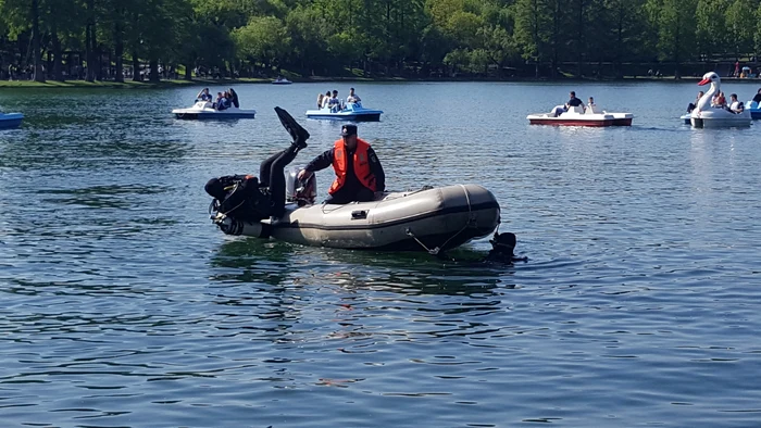 3 scafandri au sărit în apă să-l caute pe bărbat