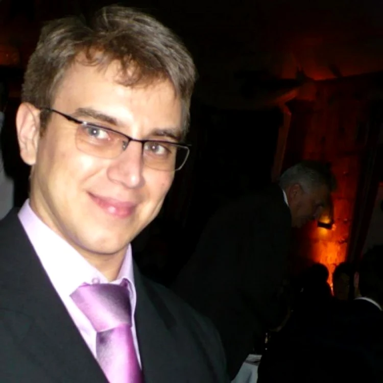 
    Lectorul Cosmin Dariescu este acuzat că ar hărțuit și a amenințat o colegă cu care a avut o relație (foto:ziaruldeiasi.ro)  